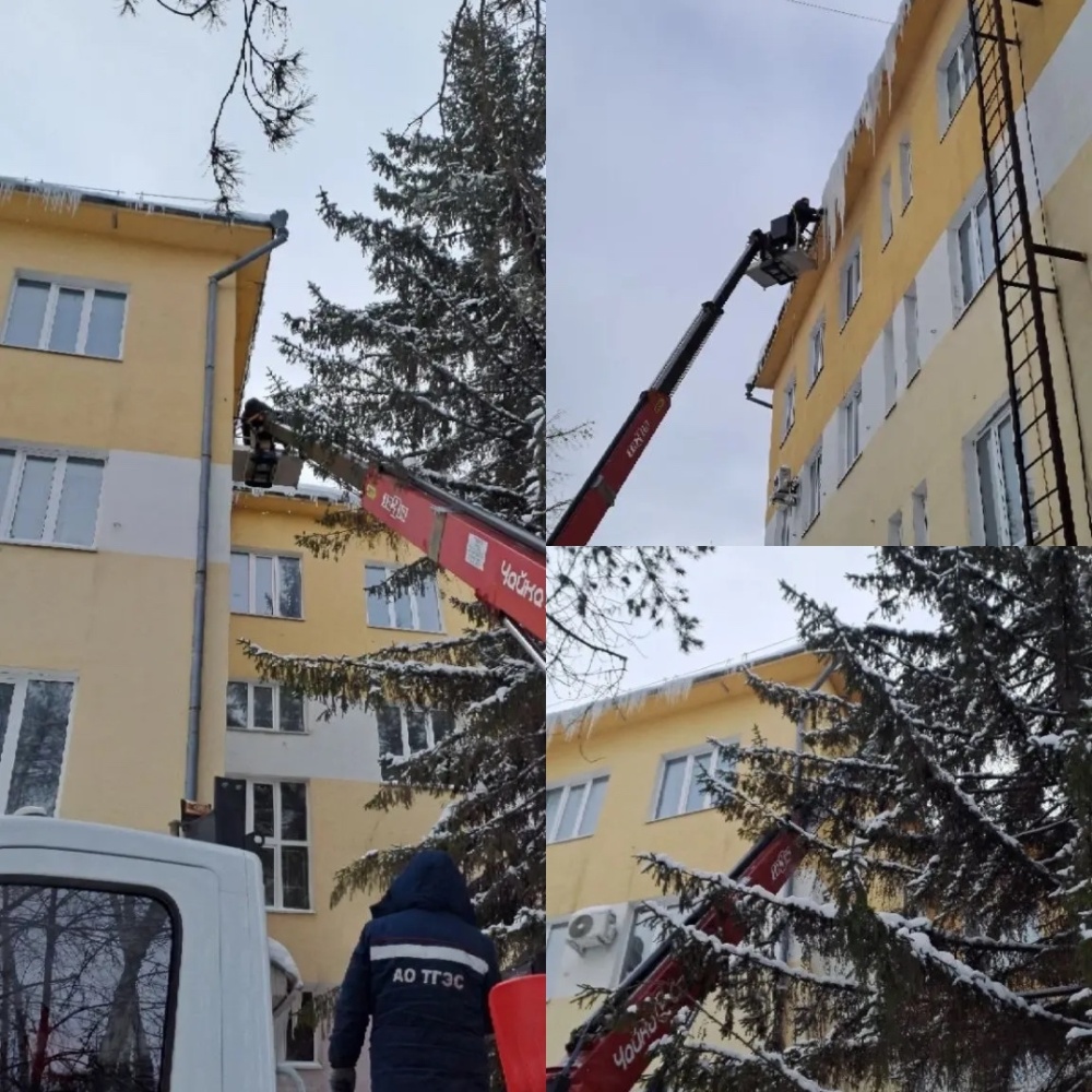 Сотрудники хозяйственной службы Туймазинской ЦРБ в зимние месяцы ежедневно очищают территорию от снега и наледи